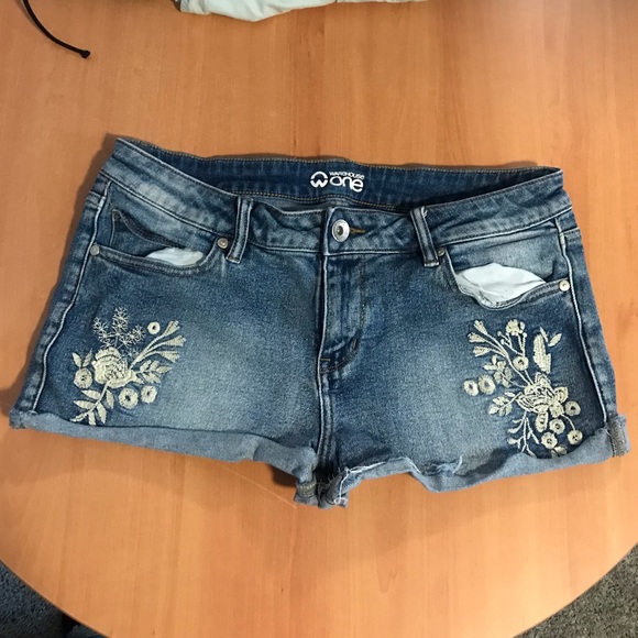 WAREHOUSE ONE•SIZE 10•EMBROIDERED• FLORAL•SHORTS - Picture 1 of 4